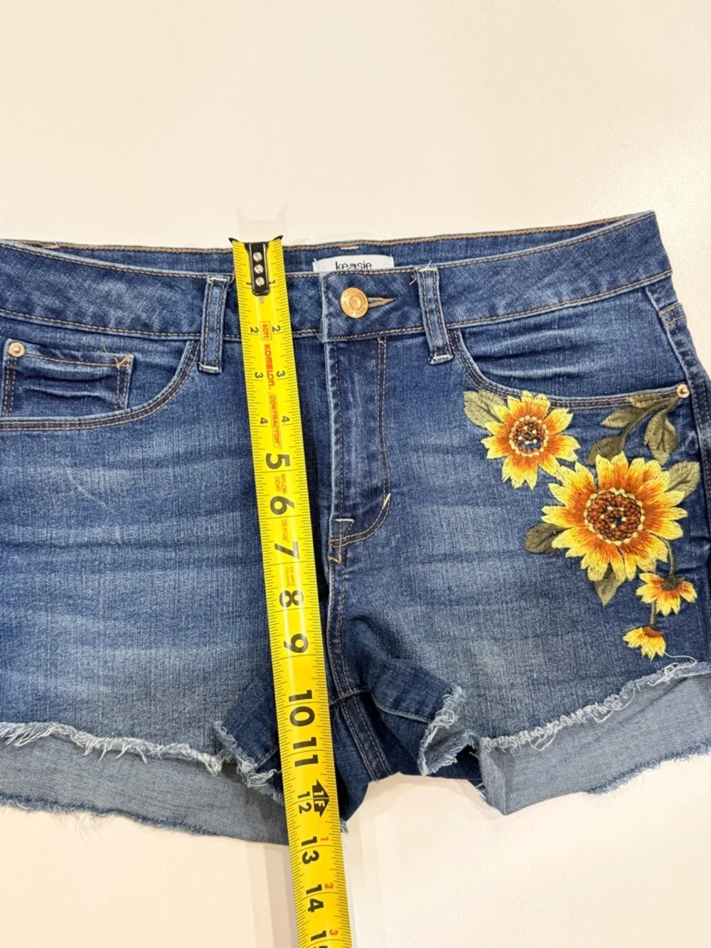 Kensie Denim Shorts Floral Embroidered Sunflower Raw Hem Size 6 28 - Picture 7 of 12